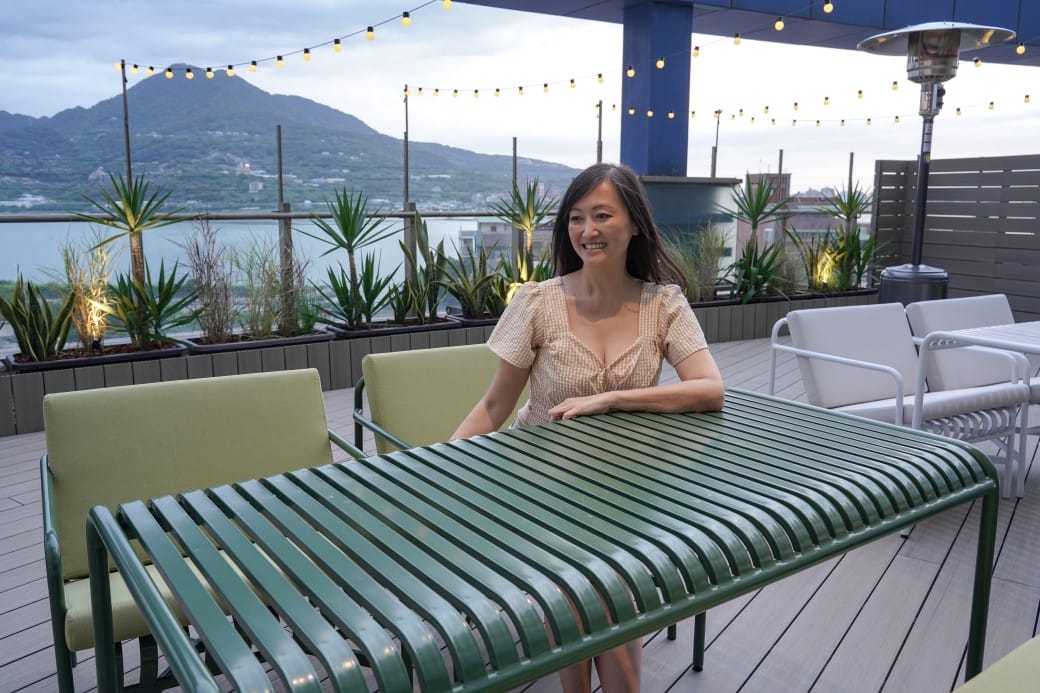 淡水美食｜貳樓淡水店，異國度假飯店氛圍，戶外大露台欣賞絕美夕陽海景，淡水最美一日遊約會景觀餐廳！