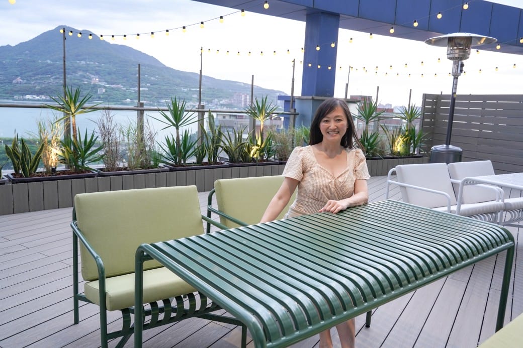 淡水美食｜貳樓淡水店，異國度假飯店氛圍，戶外大露台欣賞絕美夕陽海景，淡水最美一日遊約會景觀餐廳！