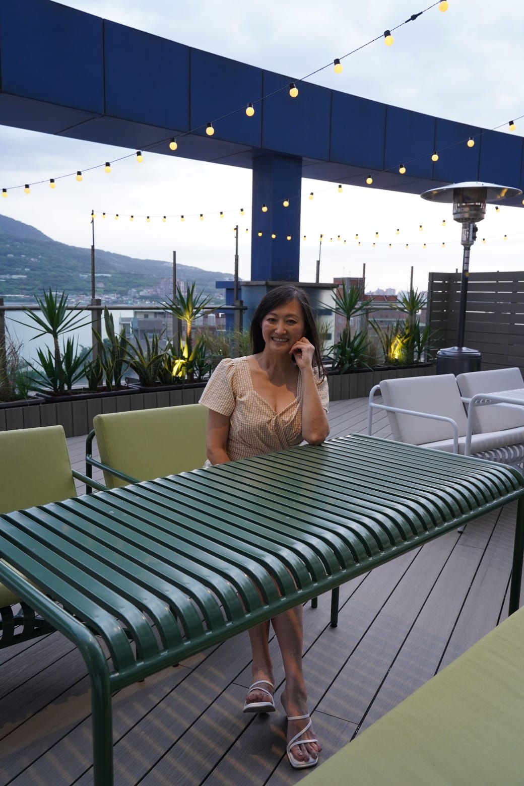 淡水美食｜貳樓淡水店，異國度假飯店氛圍，戶外大露台欣賞絕美夕陽海景，淡水最美一日遊約會景觀餐廳！