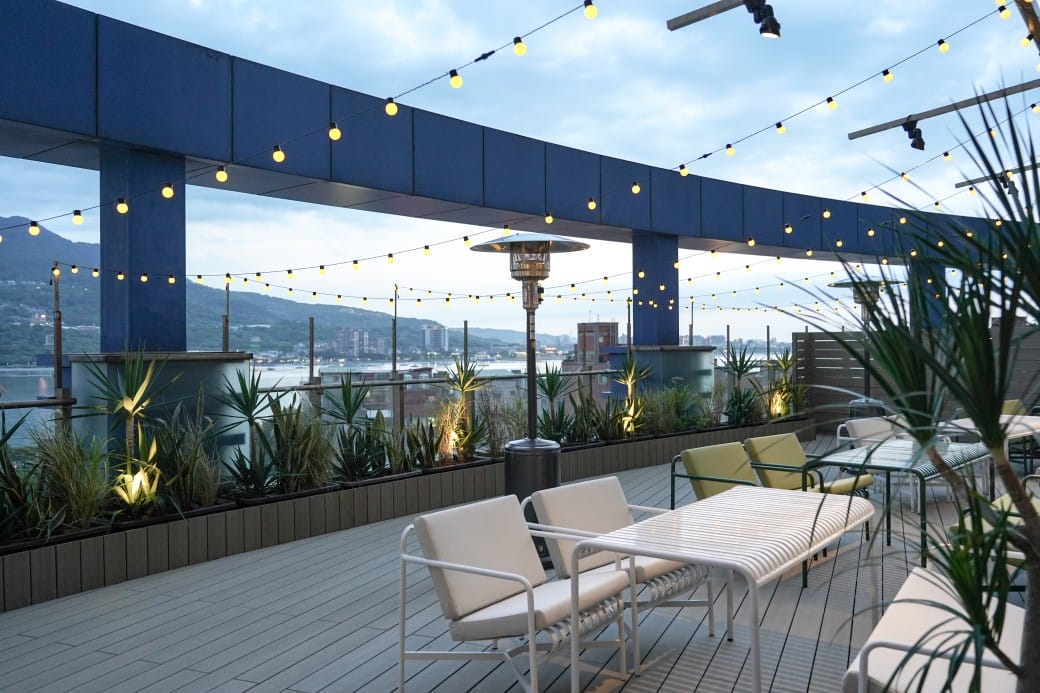 淡水美食｜貳樓淡水店，異國度假飯店氛圍，戶外大露台欣賞絕美夕陽海景，淡水最美一日遊約會景觀餐廳！