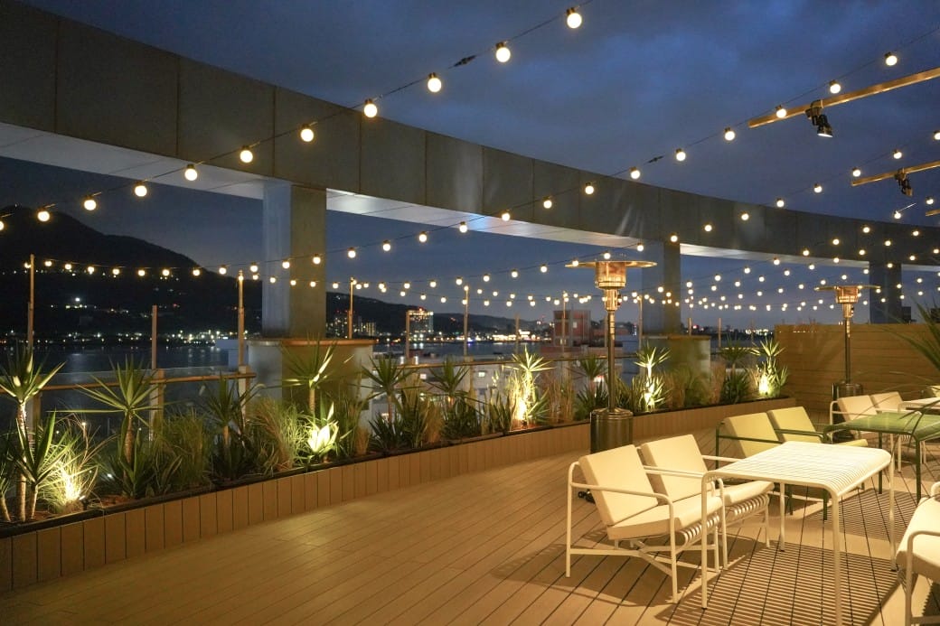 淡水美食｜貳樓淡水店，異國度假飯店氛圍，戶外大露台欣賞絕美夕陽海景，淡水最美一日遊約會景觀餐廳！