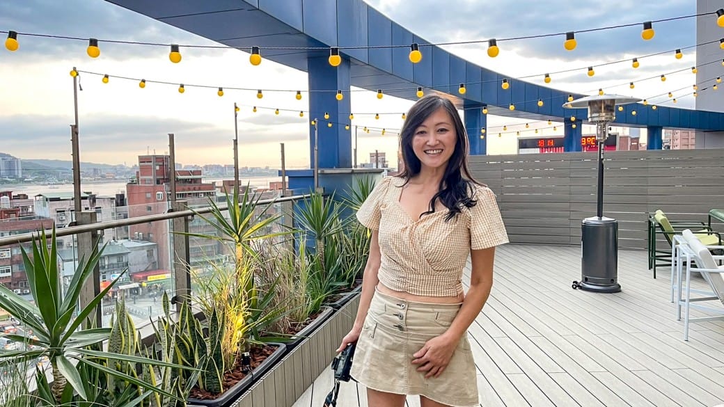 淡水美食｜貳樓淡水店，異國度假飯店氛圍，戶外大露台欣賞絕美夕陽海景，淡水最美一日遊約會景觀餐廳！