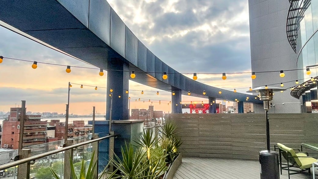 淡水美食｜貳樓淡水店，異國度假飯店氛圍，戶外大露台欣賞絕美夕陽海景，淡水最美一日遊約會景觀餐廳！