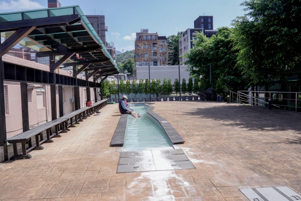 北投秘境，三軍總醫院北投分院也有免費溫泉泡腳池！