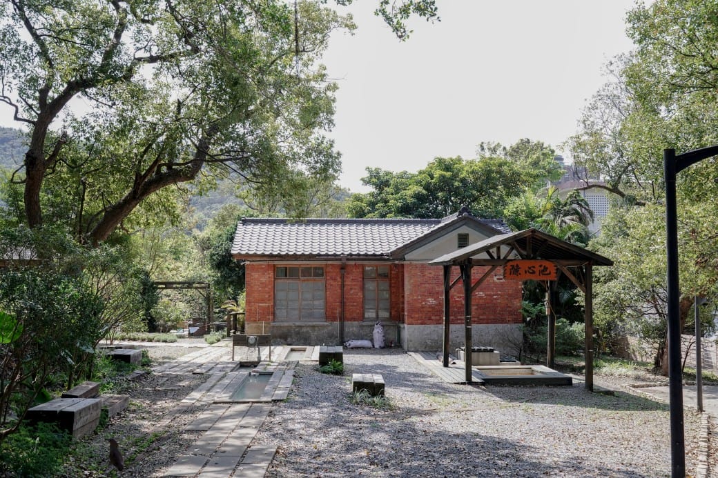 北投秘境，三軍總醫院北投分院也有免費溫泉泡腳池！