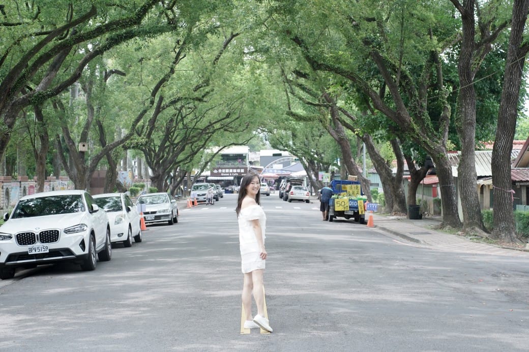 合宏眼鏡咖啡館，南投中興新村第三市場旁的森林系景觀咖啡廳，在眼鏡行裡喝咖啡，看著綠色隧道超級療癒的 @瑪姬幸福過日子
