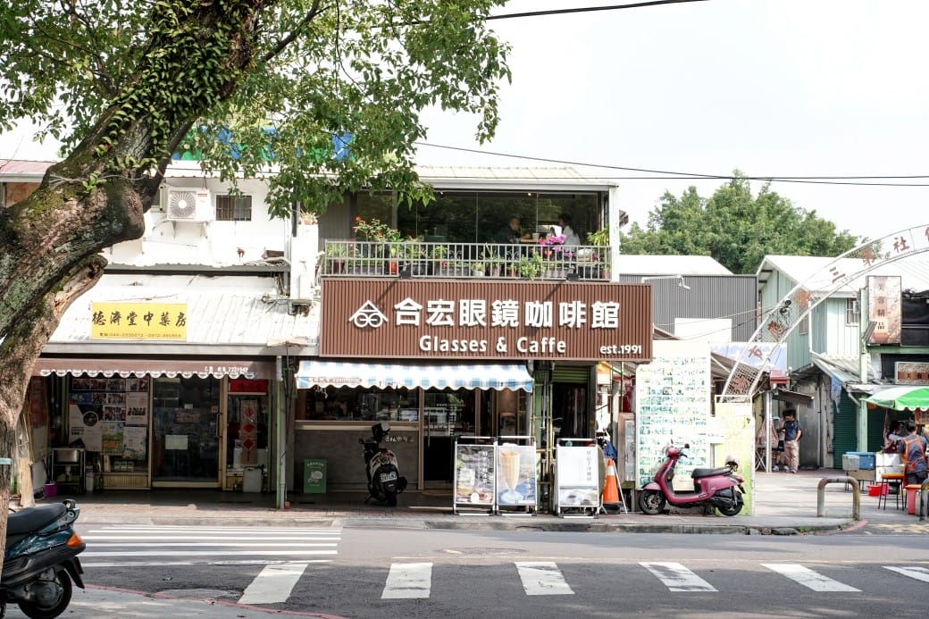合宏眼鏡咖啡館，南投中興新村第三市場旁的森林系景觀咖啡廳，在眼鏡行裡喝咖啡，看著綠色隧道超級療癒的