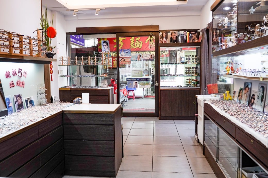 合宏眼鏡咖啡館，南投中興新村第三市場旁的森林系景觀咖啡廳，在眼鏡行裡喝咖啡，看著綠色隧道超級療癒的