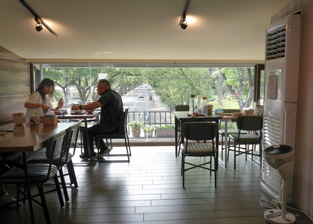 合宏眼鏡咖啡館，南投中興新村第三市場旁的森林系景觀咖啡廳，在眼鏡行裡喝咖啡，看著綠色隧道超級療癒的