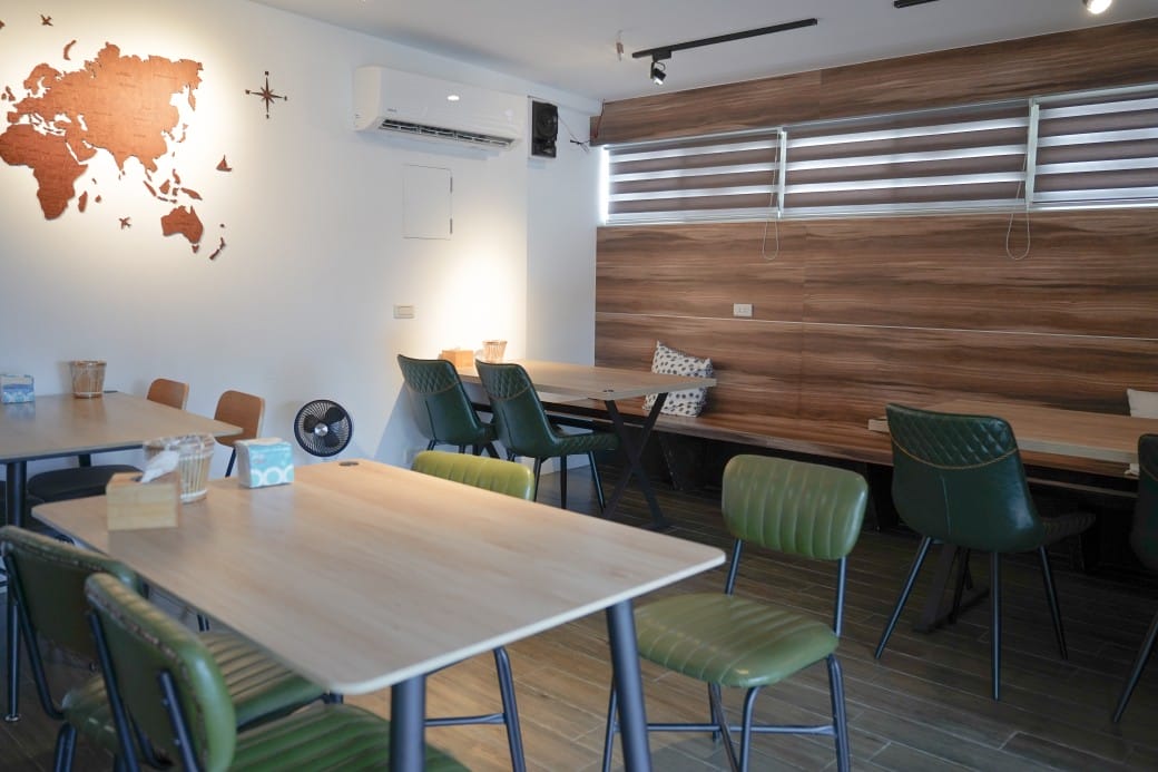 合宏眼鏡咖啡館，南投中興新村第三市場旁的森林系景觀咖啡廳，在眼鏡行裡喝咖啡，看著綠色隧道超級療癒的