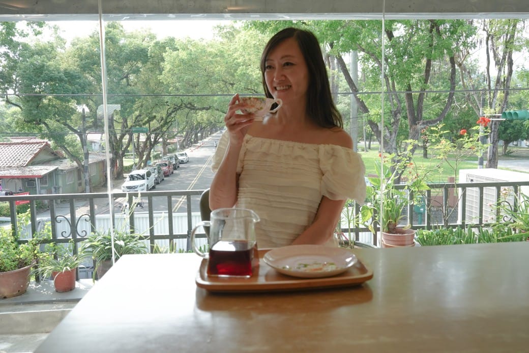 合宏眼鏡咖啡館，南投中興新村第三市場旁的森林系景觀咖啡廳，在眼鏡行裡喝咖啡，看著綠色隧道超級療癒的 @瑪姬幸福過日子
