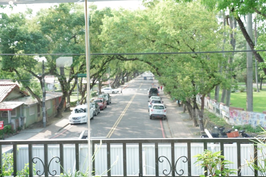 合宏眼鏡咖啡館，南投中興新村第三市場旁的森林系景觀咖啡廳，在眼鏡行裡喝咖啡，看著綠色隧道超級療癒的