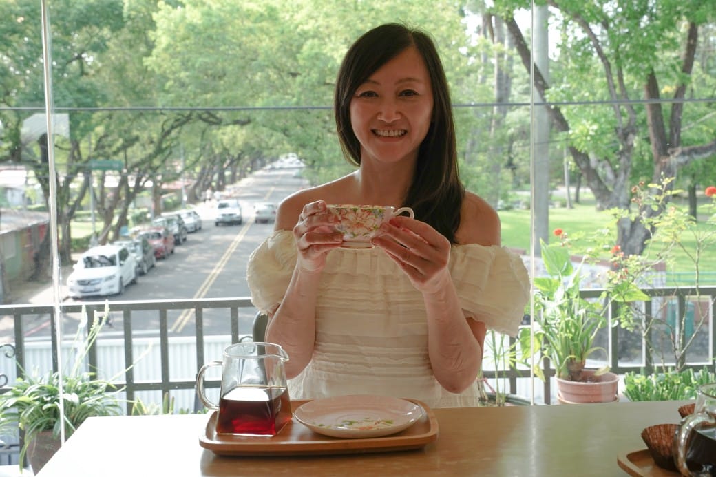 合宏眼鏡咖啡館，南投中興新村第三市場旁的森林系景觀咖啡廳，在眼鏡行裡喝咖啡，看著綠色隧道超級療癒的