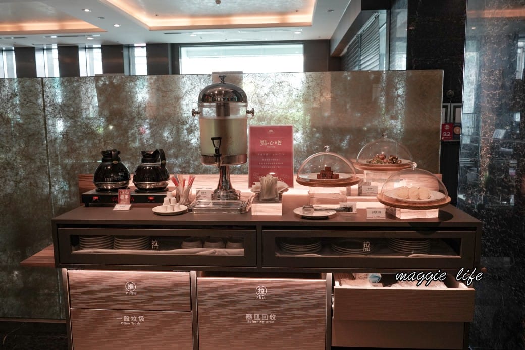 台南住宿臺邦商旅住宿開箱｜一泊一食還有下午茶甜點吃到飽喝到飽，異國風空中花園，早餐自助餐超級豐富的，房間大CP值高！