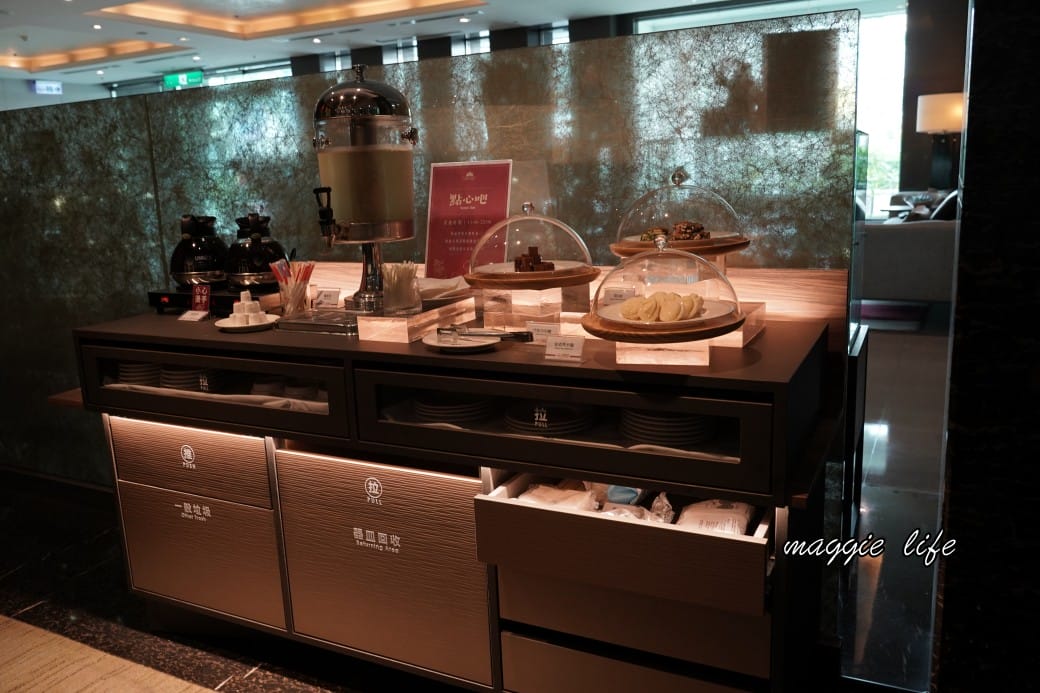 台南住宿臺邦商旅住宿開箱｜一泊一食還有下午茶甜點吃到飽喝到飽，異國風空中花園，早餐自助餐超級豐富的，房間大CP值高！