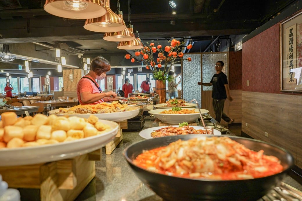 大戈壁蒙古烤肉吃到飽$499蒙古烤肉吃到飽加火鍋吃到飽，超過50種食材，還有珍珠奶茶，台北吃到飽推薦，南京松江美食