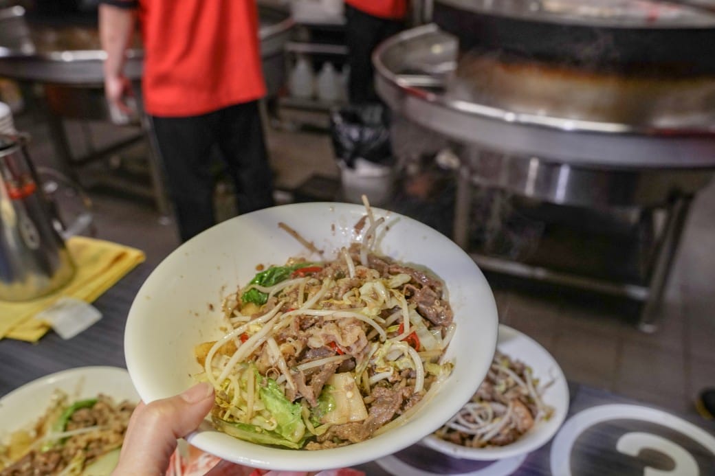 大戈壁蒙古烤肉吃到飽$499蒙古烤肉吃到飽加火鍋吃到飽，超過50種食材，還有珍珠奶茶，台北吃到飽推薦，南京松江美食