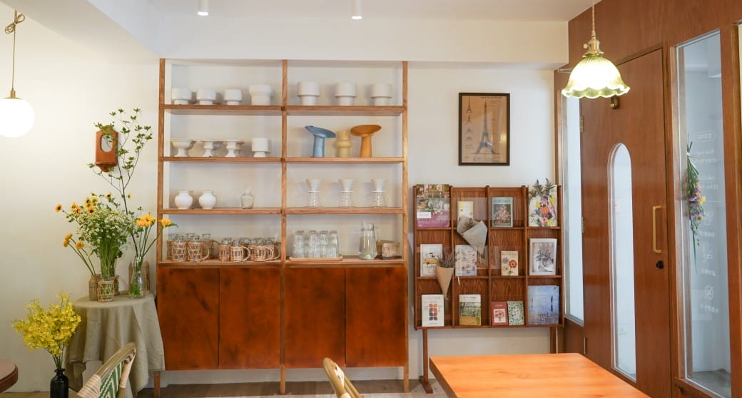 台北信義區咖啡｜小花小草Cafe’，秒到法式巴黎街頭，還可以帶浪漫的花回家