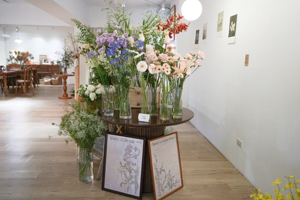 台北信義區咖啡｜小花小草Cafe’，秒到法式巴黎街頭，還可以帶浪漫的花回家