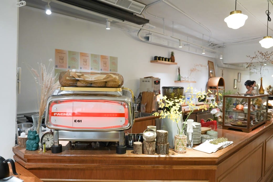 台北信義區咖啡｜小花小草Cafe’，秒到法式巴黎街頭，還可以帶浪漫的花回家