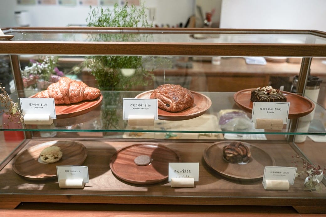 台北信義區咖啡｜小花小草Cafe’，秒到法式巴黎街頭，還可以帶浪漫的花回家