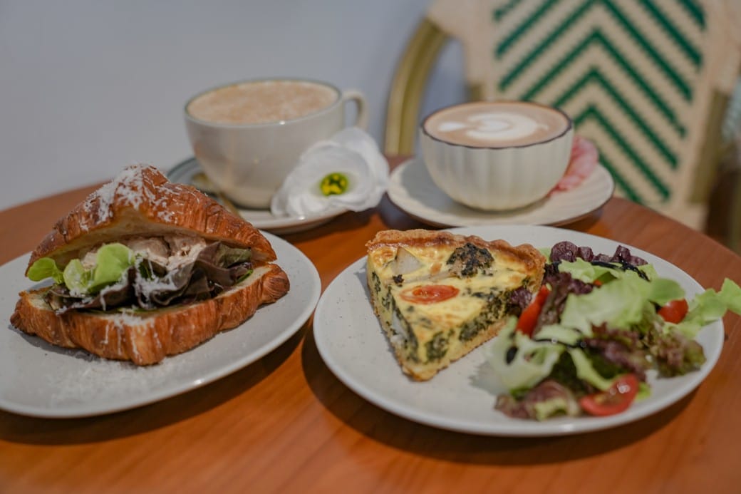 台北信義區咖啡｜小花小草Cafe’，秒到法式巴黎街頭，還可以帶浪漫的花回家