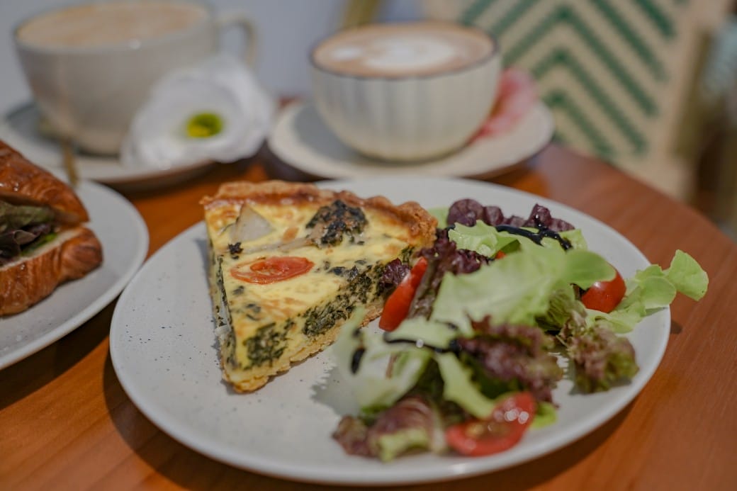 台北信義區咖啡｜小花小草Cafe’，秒到法式巴黎街頭，還可以帶浪漫的花回家