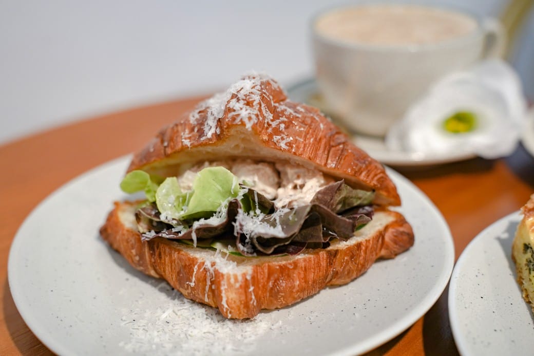 台北信義區咖啡｜小花小草Cafe’，秒到法式巴黎街頭，還可以帶浪漫的花回家