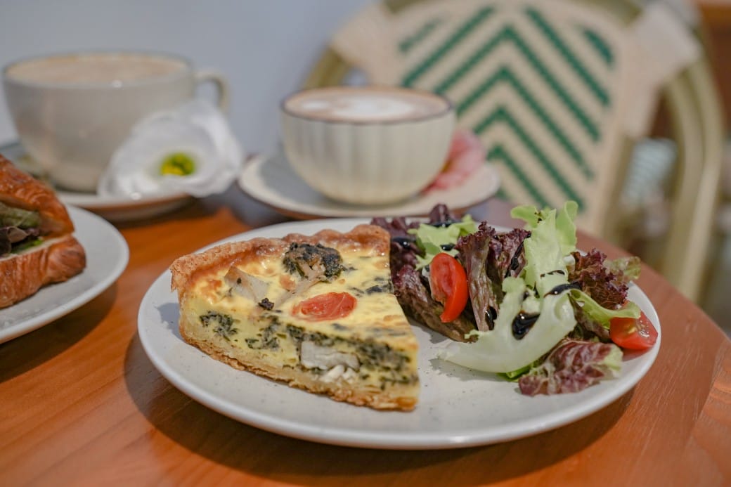 台北信義區咖啡｜小花小草Cafe’，秒到法式巴黎街頭，還可以帶浪漫的花回家