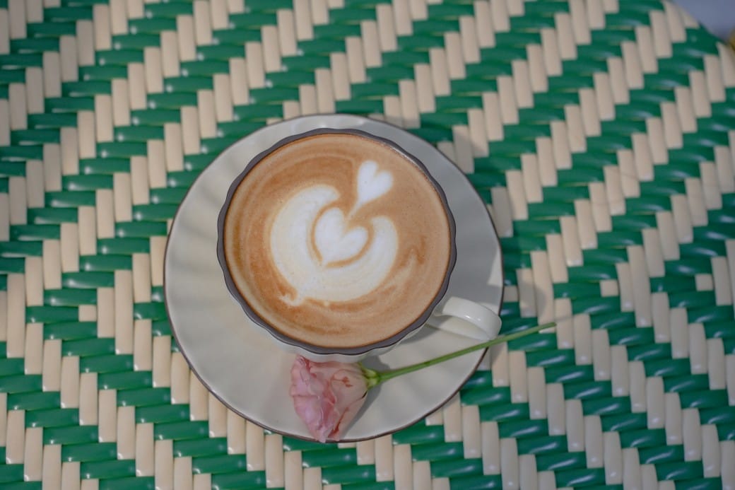 台北信義區咖啡｜小花小草Cafe’，秒到法式巴黎街頭，還可以帶浪漫的花回家