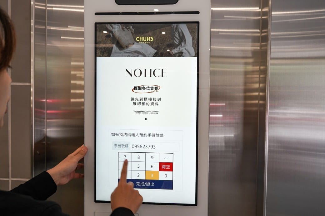 春山相館CHUN3 ｜證件照專門店進駐台北中山區，髮型彩妝服裝一次搞定，當天就可以快速取件，護照｜身分證照｜肖像照通通都有