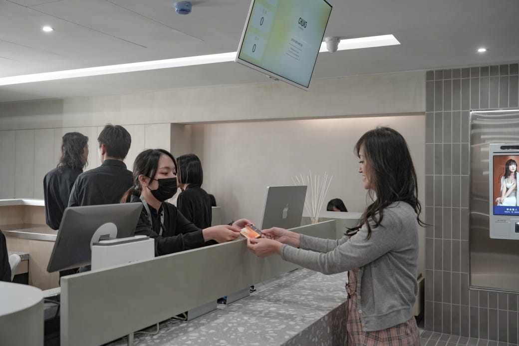 春山相館CHUN3 ｜證件照專門店進駐台北中山區，髮型彩妝服裝一次搞定，當天就可以快速取件，護照｜身分證照｜肖像照通通都有