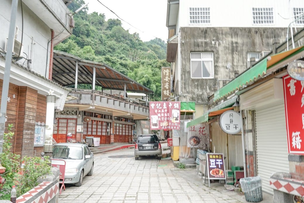 苗栗泰安清安洗水坑豆腐街，喝桂竹筍湯，黑白臭豆腐，買花生，紅肉李，還有早古味客家美食，苗栗一日遊推薦