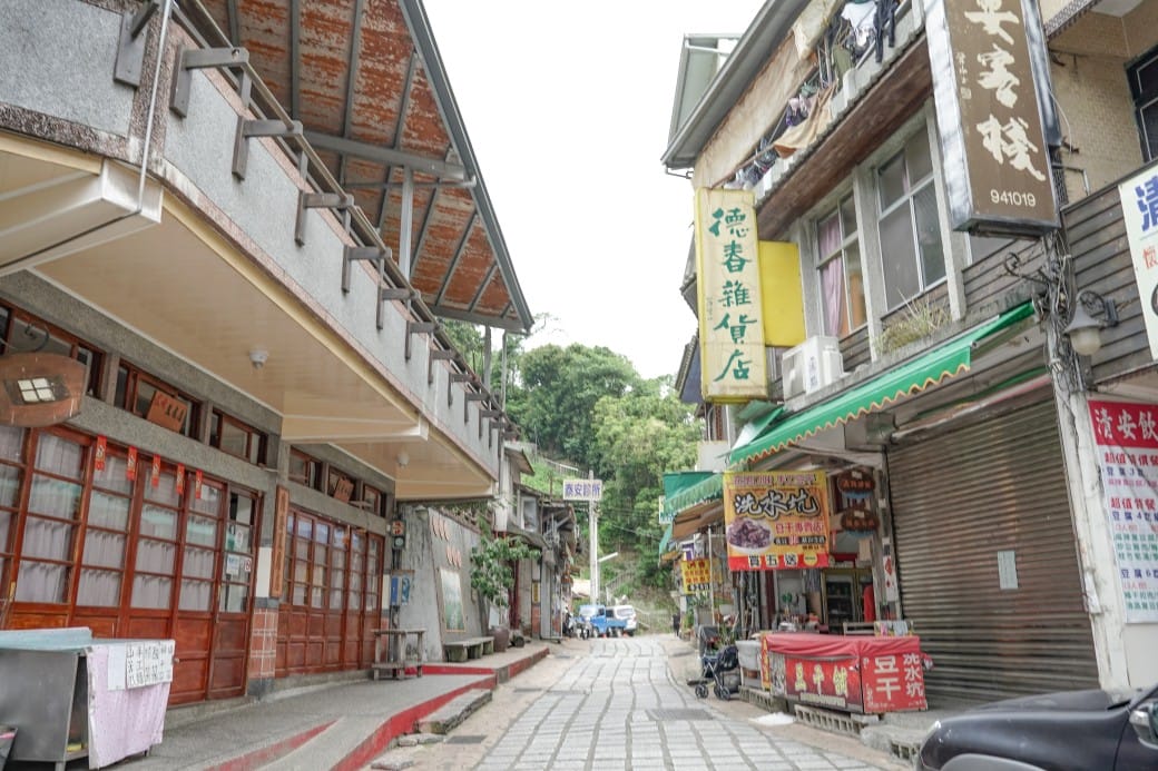 苗栗泰安清安洗水坑豆腐街，喝桂竹筍湯，黑白臭豆腐，買花生，紅肉李，還有早古味客家美食，苗栗一日遊推薦