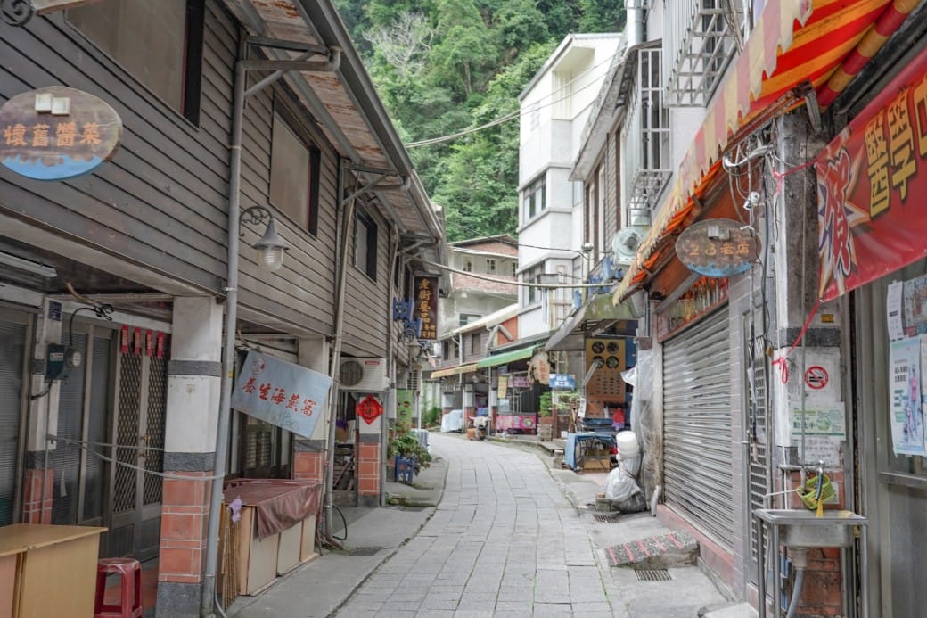 苗栗泰安清安洗水坑豆腐街，喝桂竹筍湯，黑白臭豆腐，買花生，紅肉李，還有早古味客家美食，苗栗一日遊推薦