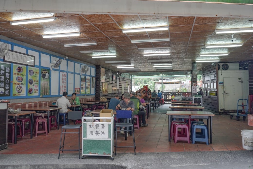 苗栗泰安清安洗水坑豆腐街，喝桂竹筍湯，黑白臭豆腐，買花生，紅肉李，還有早古味客家美食，苗栗一日遊推薦