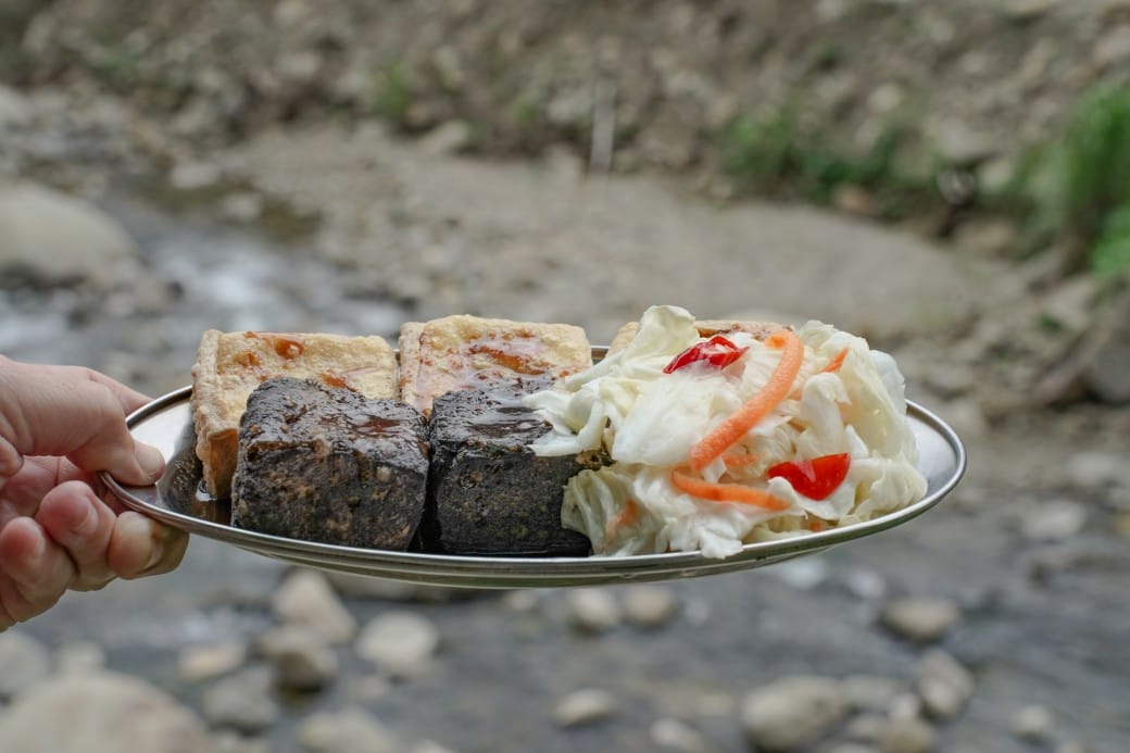 苗栗泰安清安洗水坑豆腐街，喝桂竹筍湯，黑白臭豆腐，買花生，紅肉李，還有早古味客家美食，苗栗一日遊推薦