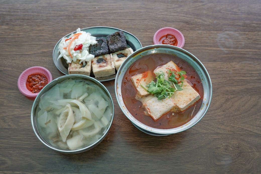 苗栗泰安清安洗水坑豆腐街，喝桂竹筍湯，黑白臭豆腐，買花生，紅肉李，還有早古味客家美食，苗栗一日遊推薦