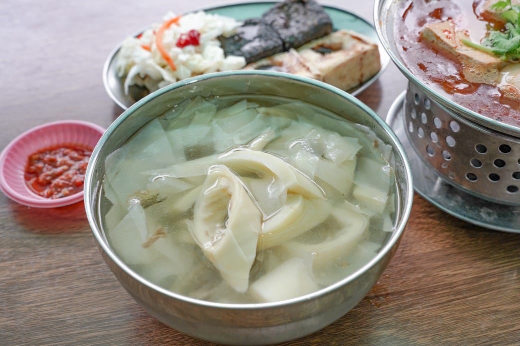 苗栗泰安美食｜黑皮臭豆腐，泰安老街黑白臭豆腐，中藥黑皮臭豆腐連食尚玩家都大推～