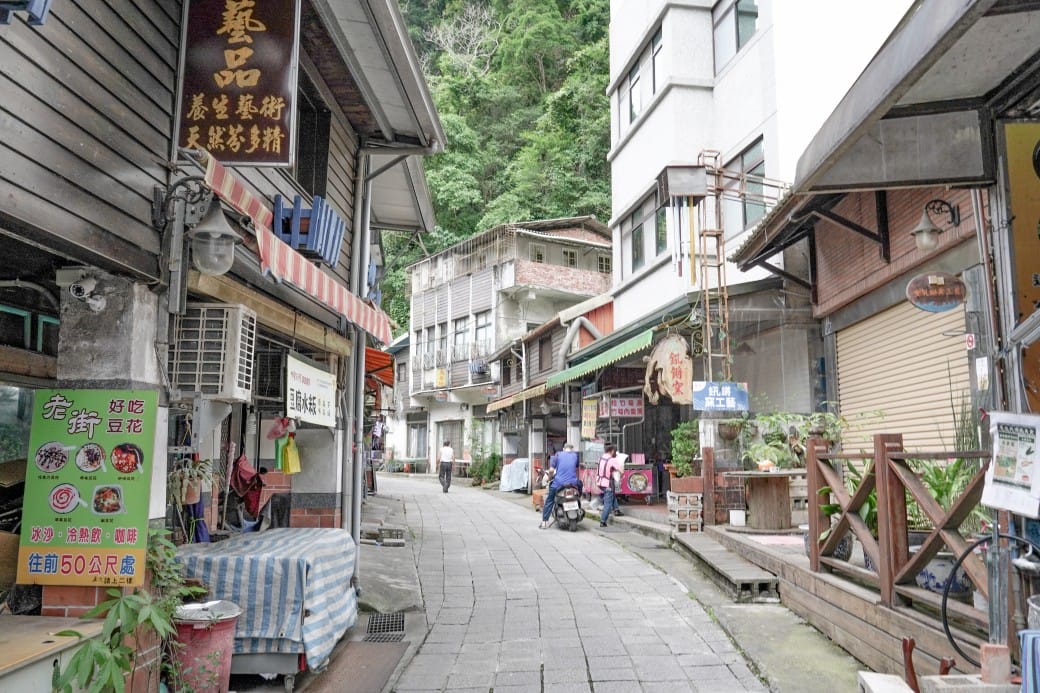 苗栗泰安清安洗水坑豆腐街，喝桂竹筍湯，黑白臭豆腐，買花生，紅肉李，還有早古味客家美食，苗栗一日遊推薦