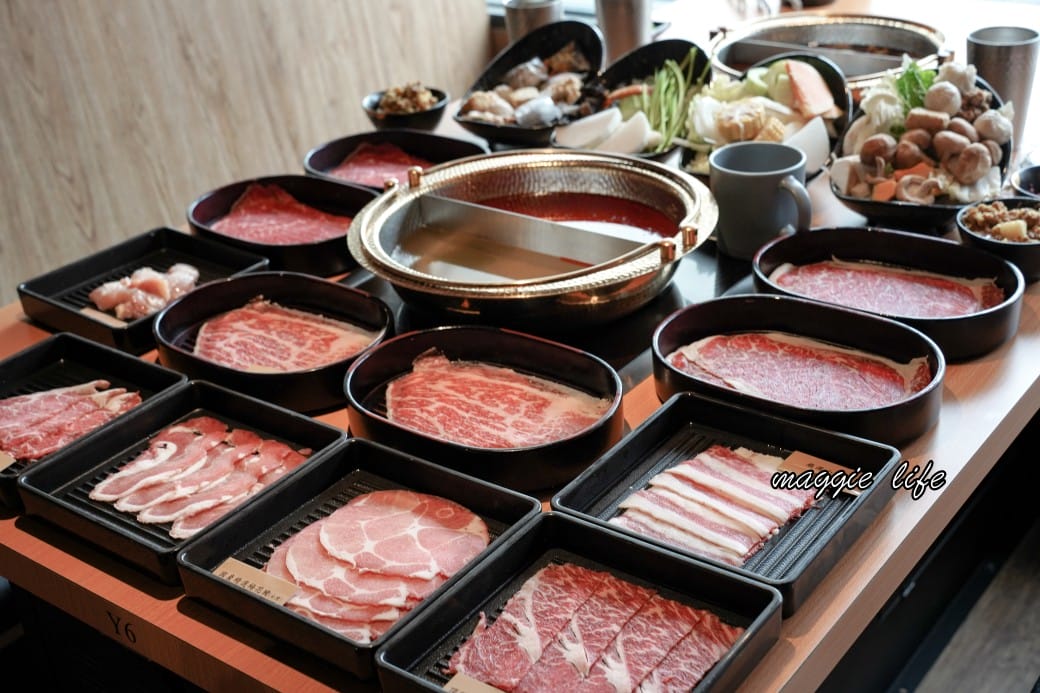 饗和牛鍋物放題388起，桃園火車站旁新開幕，CP值超高和牛吃到飽，超過百種食材，還有近30種飲料無限暢飲！