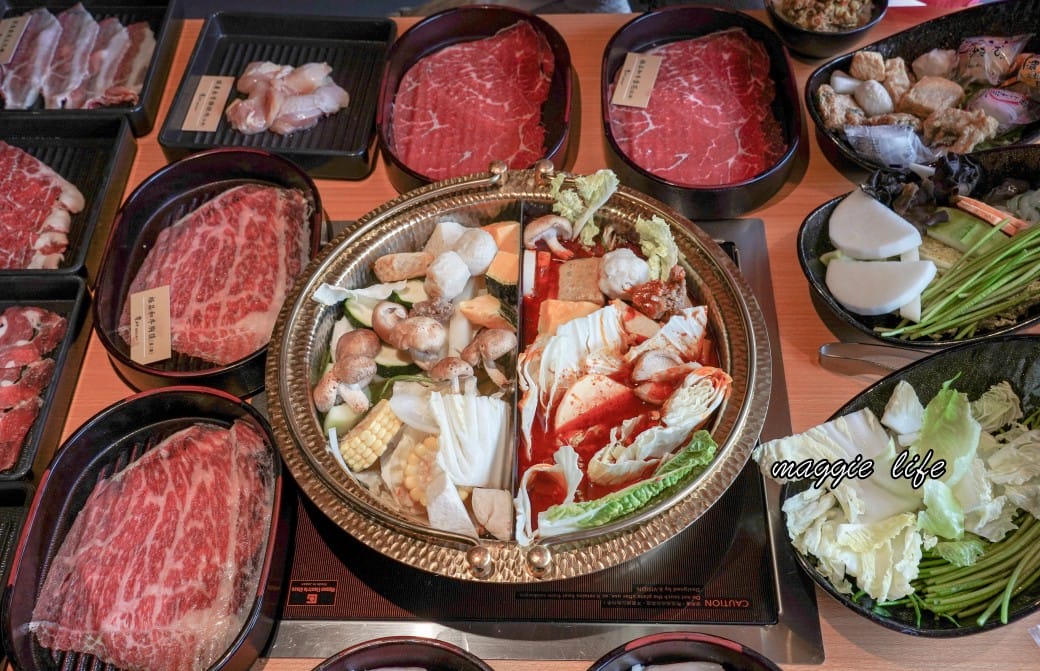 饗和牛鍋物放題388起，桃園火車站旁新開幕，CP值超高和牛吃到飽，超過百種食材，還有近30種飲料無限暢飲！