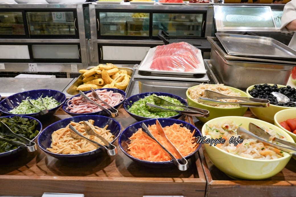 南港六福萬怡酒店敘日全日餐廳早餐buffet吃到飽，中式西式日式都有，9大區料理飽到下午都不用再吃了！