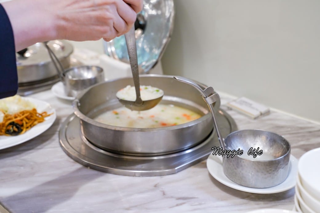 南港六福萬怡酒店敘日全日餐廳早餐buffet吃到飽，中式西式日式都有，9大區料理飽到下午都不用再吃了！