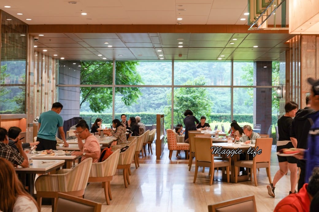 南港六福萬怡酒店敘日全日餐廳早餐buffet吃到飽，中式西式日式都有，9大區料理飽到下午都不用再吃了！