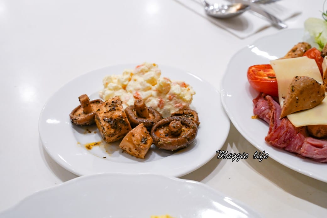 南港六福萬怡酒店敘日全日餐廳早餐buffet吃到飽，中式西式日式都有，9大區料理飽到下午都不用再吃了！