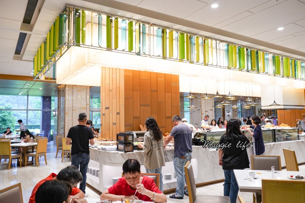 南港六福萬怡酒店敘日全日餐廳早餐buffet吃到飽，中式西式日式都有，9大區料理飽到下午都不用再吃了！