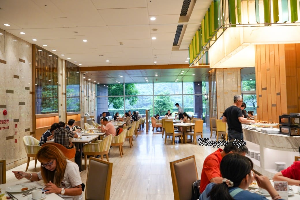 南港六福萬怡酒店敘日全日餐廳早餐buffet吃到飽，中式西式日式都有，9大區料理飽到下午都不用再吃了！