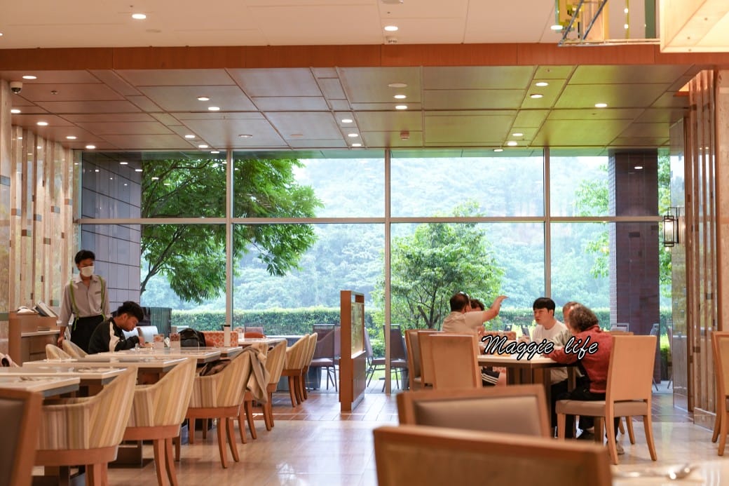 南港六福萬怡酒店敘日全日餐廳早餐buffet吃到飽，中式西式日式都有，9大區料理飽到下午都不用再吃了！