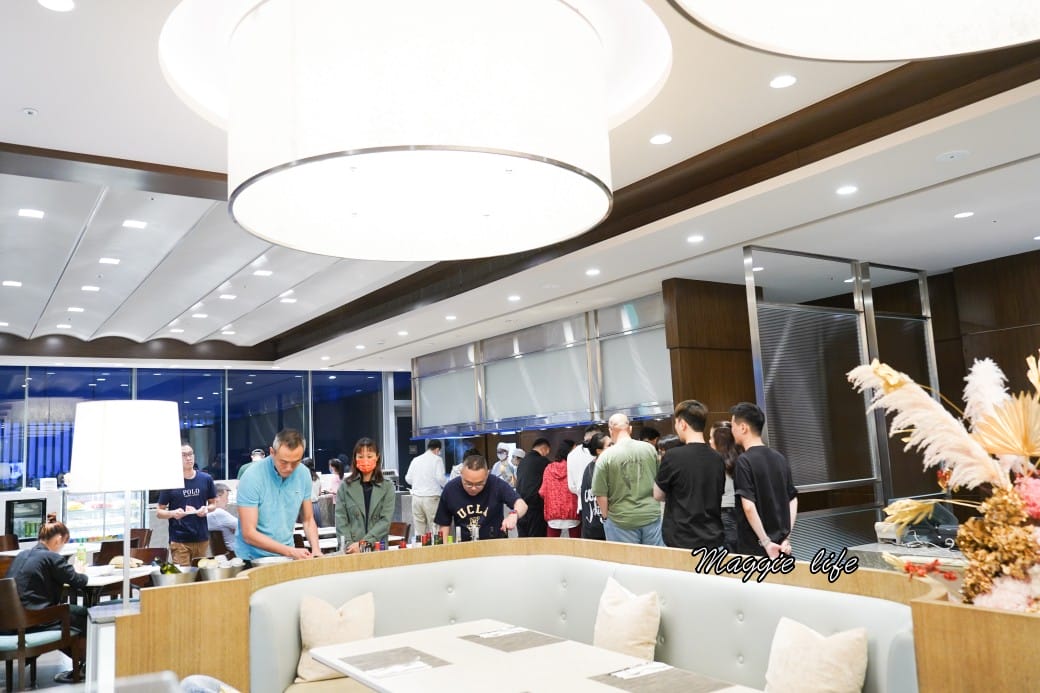 台北六福萬怡酒店行政貴賓廳，免費 Happy Hour下午茶晚餐自助餐吃到飽菜色，享受貴賓禮遇！